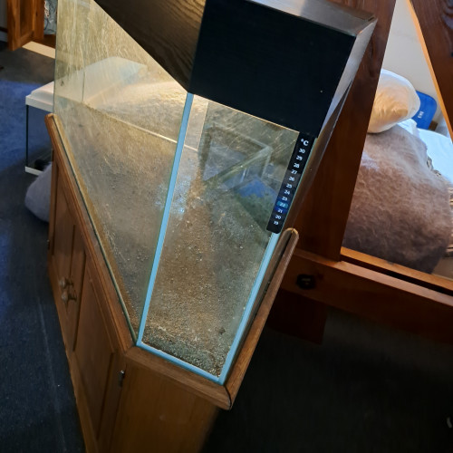 Vends aquarium angle prix donné + meuble en bois (peinture possible)