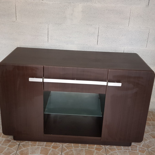 Bonjour, je vends un aquarium et son meuble.