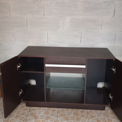 Bonjour, je vends un aquarium et son meuble.