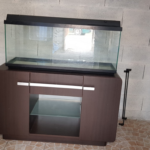 Bonjour, je vends un aquarium et son meuble.