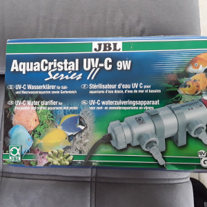 Unifilter UV d'Aquael - Filtre et stérilise l'eau de votre aquarium