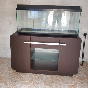 Bonjour, je vends un aquarium et son meuble.