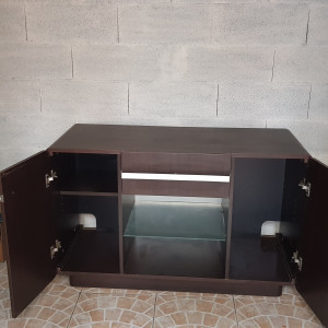 Bonjour, je vends un aquarium et son meuble.